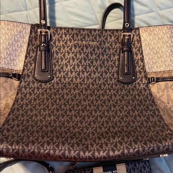 Michael Kors Black and Tan Signature Tote - Picture 4 of 5